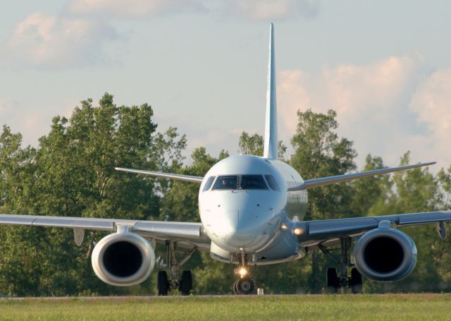 Embraer ERJ-190 (C-FHNY) - Turning onto Rwy 25 for a flight to YYC.