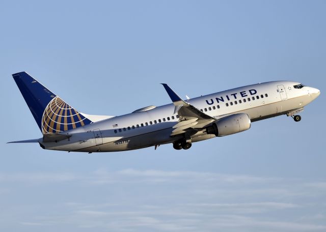 Boeing 737-700 (N13718)