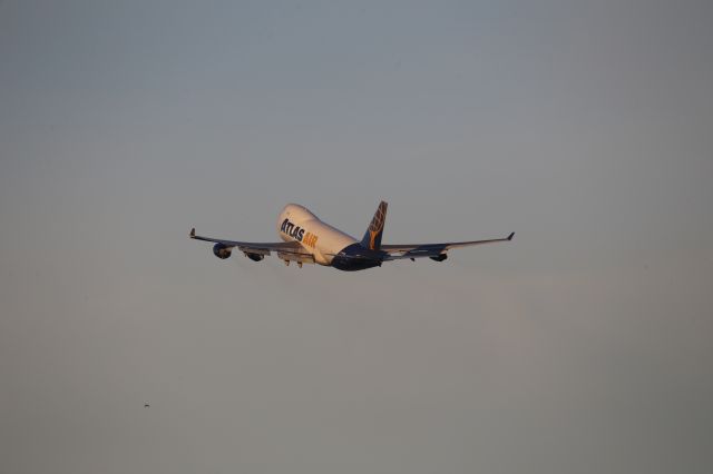 Boeing 747-400 (N496MC)