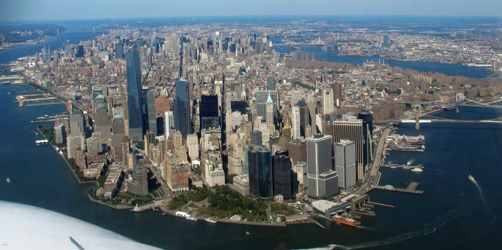 Cessna Skyhawk (N612DF) - Flying along the Hudson River.