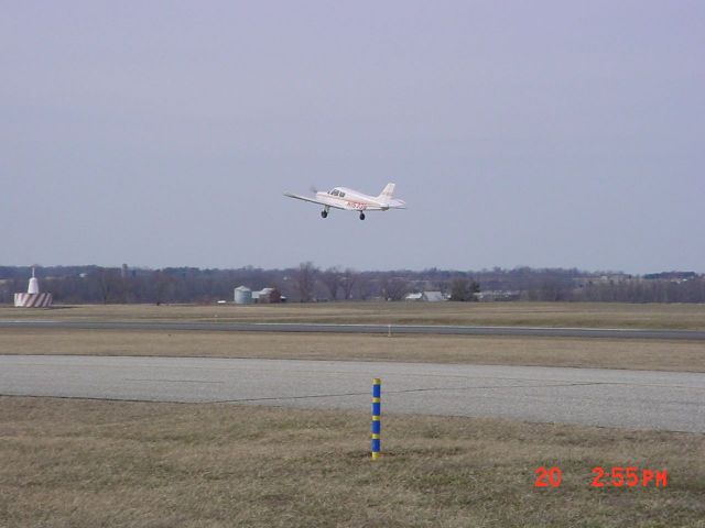 Piper Cherokee (N15738) - Taking off 27;2/20/09