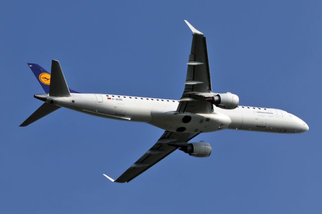 Embraer ERJ-190 (D-AEBC) - DLH2503 departing to Munich
