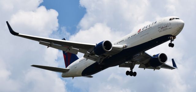 BOEING 767-300 (N16065) - In from CDG on approach to 23R, Andrew Young, Atlantas ambassador to the world.  Well, the plane named after him anyway.  7/2/18.