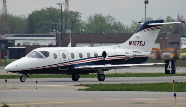 Beechcraft Beechjet (N127EJ) - Hawker 400A taxiing to runway 23