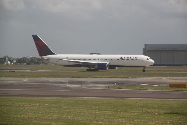 BOEING 767-300 (N176DZ)