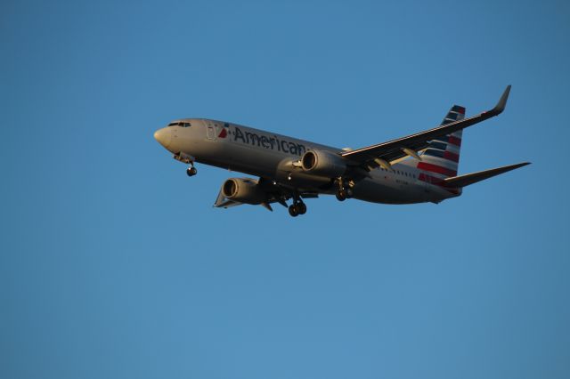 Boeing 737-800 (N973AN) - Landing 28C