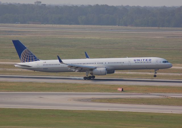 BOEING 757-300 (N57863) - A United 757 touching down on 8R at IAH.