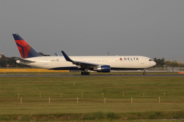 BOEING 767-300 (N199DN) - Departure at NRT Airport Runway 16R on 2011/10/8