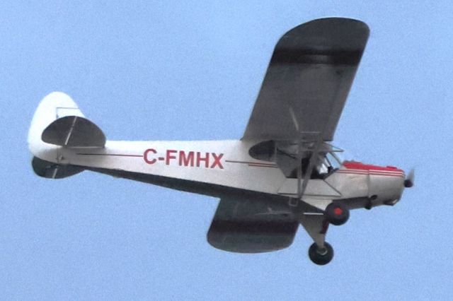 Piper L-18B Cub Special (C-FMHX) - C-FMHX  Piper PA-11 Special Cub Survolant la ville de Lavaltrie QC. le 14-05-2024 à 20:19.