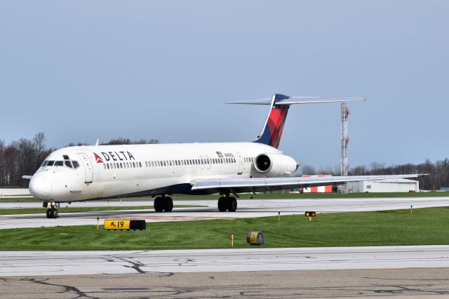 McDonnell Douglas MD-88 (N989DL)