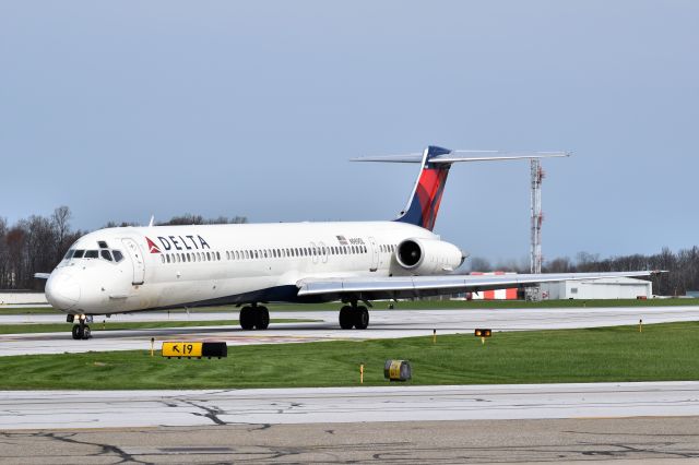 McDonnell Douglas MD-88 (N989DL)