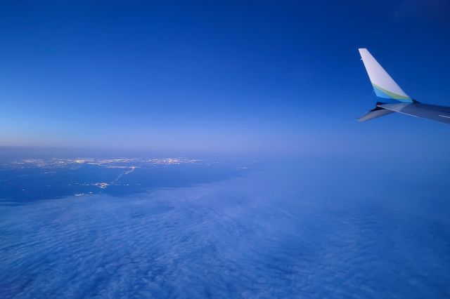 Boeing 737 MAX 9 (N960AK) - Alaska Airlines ASA365/AS365 en-route Dallas/Ft. Worth (KDFW/DFW) to Seattle-Tacoma (KSEA/SEA) as we cruise at FL380 past Colorado Springs at sunrise.br /Photo date: 4-2-24br /Upload date: 1-21-25