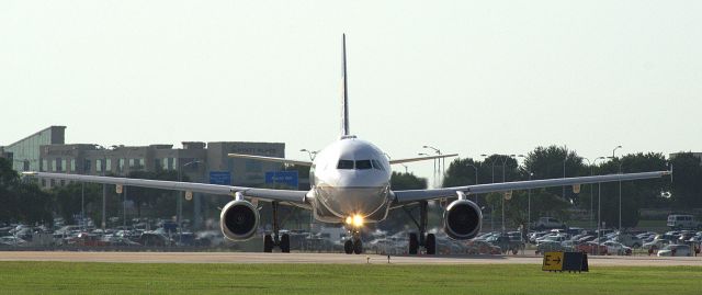 Airbus A319 (N853UA)