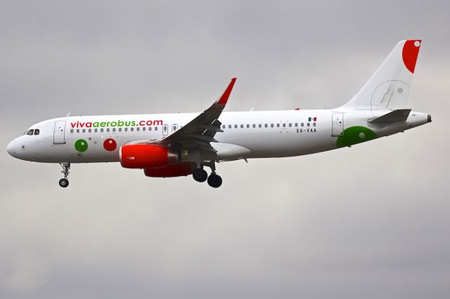 Airbus A320 (XA-VAA)