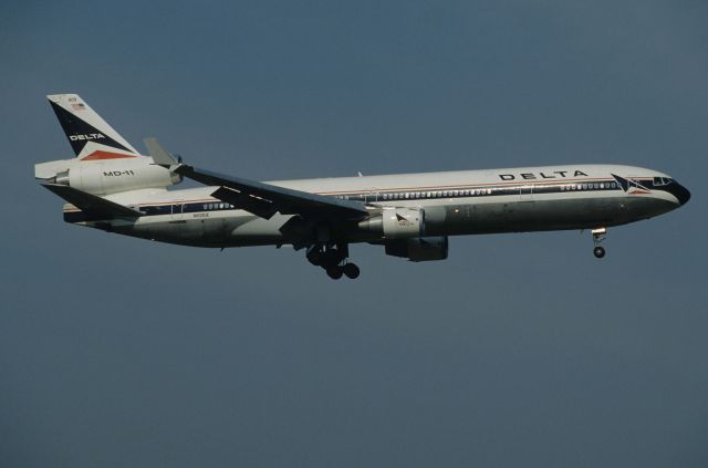 Boeing MD-11 (N809DE) - Final Approach to Narita Intl Airport Rwy16R on 1997/04/12