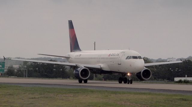 Airbus A320 (N361NW) - ex-NWA