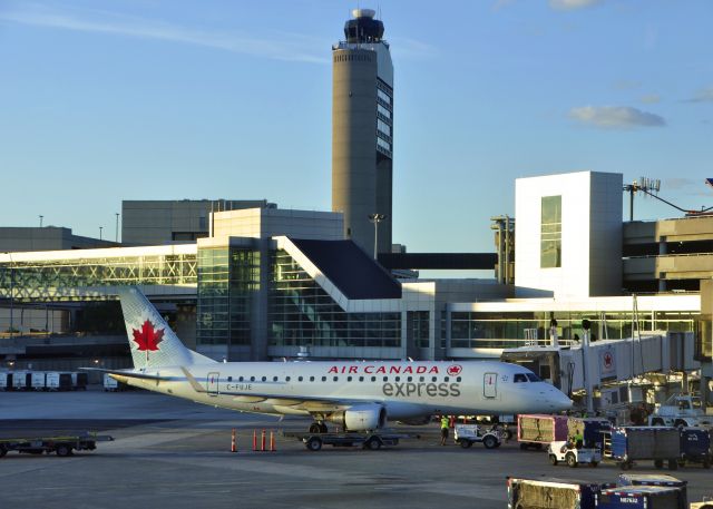 Embraer 170/175 (C-FUJE) - Air Canada Express Embraer ERJ-175SU C-FUJE in Boston 