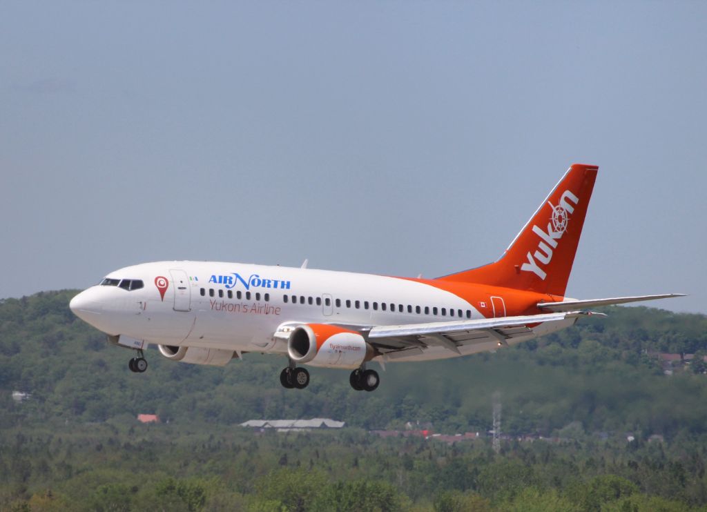 Boeing 737-500 (C-GANU)