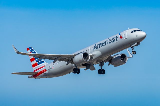 Airbus A321neo (N437AN) - An American Airlines A321 neo taking off from PHX on 3/4/23. Taken with a Canon R7 and Canon EF 100-400 L II lens.