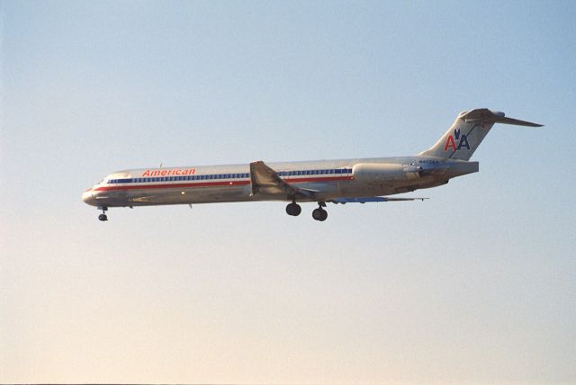 McDonnell Douglas MD-82 (N473AA) - Final Approach to KLAX Intl Airport on 1989/08/31