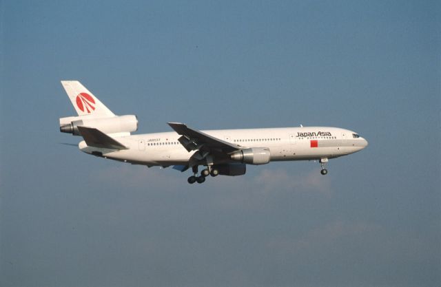 McDonnell Douglas DC-10 (JA8537) - Final Approach to Narita Intl Airport Rwy16 on 1989/12/17