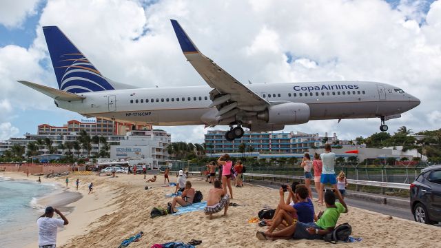 Boeing 737-800 (HP-1716CMP) - low landing 