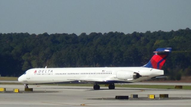 McDonnell Douglas MD-90 (N908DA)