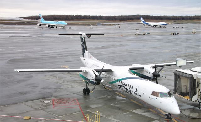 de Havilland Dash 8-400 (N452QX)