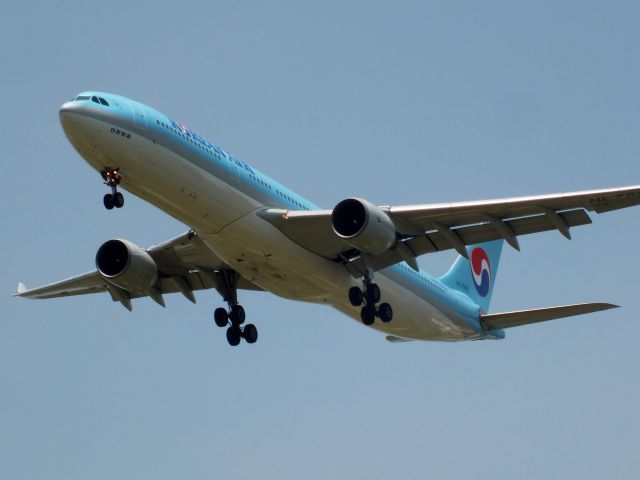 Airbus A330-300 (HL7525)
