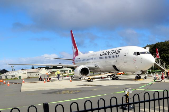 Boeing 737-800 (VH-VZW) - Turn around QF179 -QF180 Norfolk Island Australia 05 AUG 2022