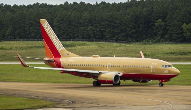 Boeing 737-700 (N714CB) - Bucket list plane!! Finally caught one of the oldest 737s in their fleet at 23 years old (As of 2021) in this stunning classic livery!