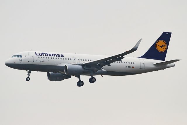 Airbus A320 (D-AIUL) - date: 26-Mar-2015: short final RWY25L, flight DLH1121, from MAD; delivered 25-Mar-2013