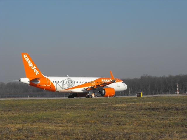 Airbus A320 (G-UZHD)