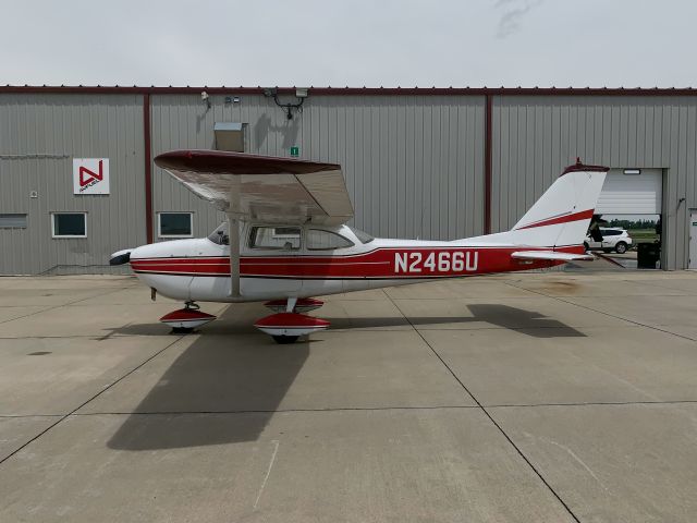 Cessna Skyhawk (N792SS) - 20 JUL 2019. A nice C172. Mechanical flaps.