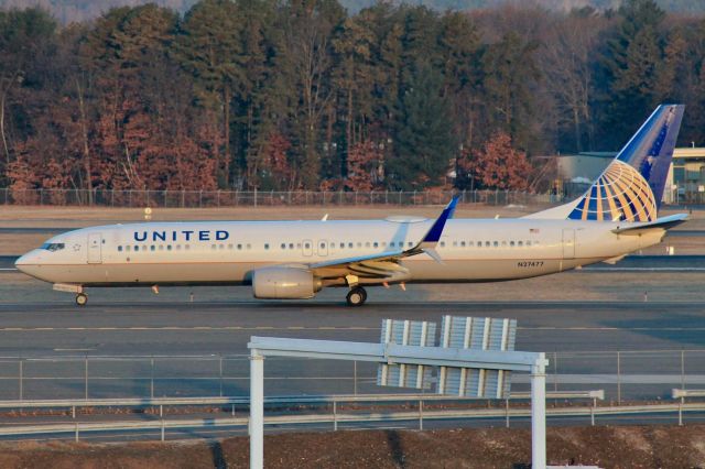 Boeing 737-800 (N27477) - UAL1758 taxiing for departure to Denver.