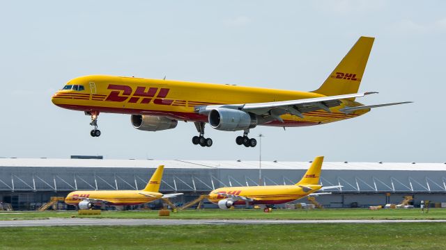 Boeing 757-200 (G-DHKI)