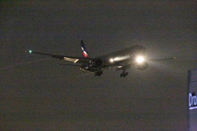 BOEING 777-300ER (VQ-BUC)