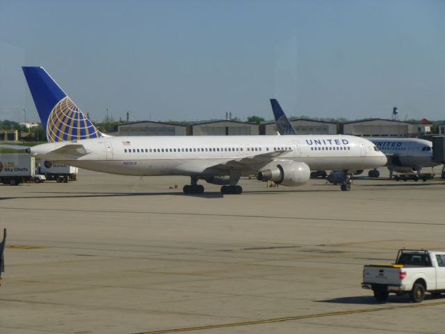 Boeing 757-200 (N513UA)