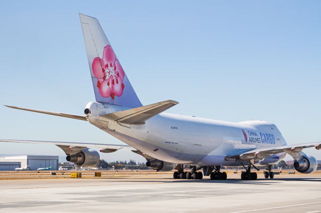 Boeing 747-400 (B-18716)