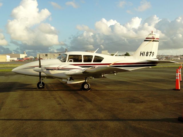 Piper Aztec (HI879)