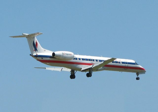 Embraer ERJ-145 (N925AE) - Landing at Shreveport Regional.