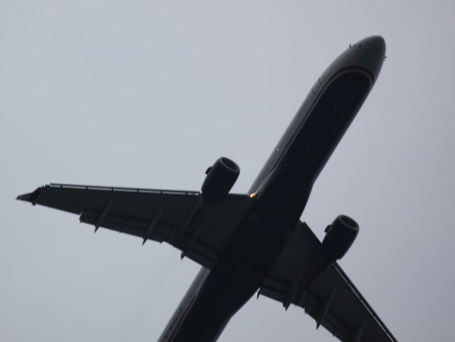 Embraer 170/175 (N116HQ) - Departing 19 at DCA on the morning of 08/21/2011