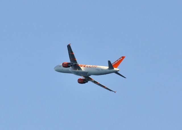 Airbus A320 (G-EZWC) - EasyJet Airbus A320-214 G-EZWC leaving Nice 