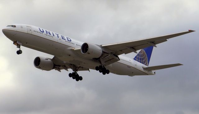 Boeing 777-200 (N204UA) - Coming into land on 30L, very rare for SJC.