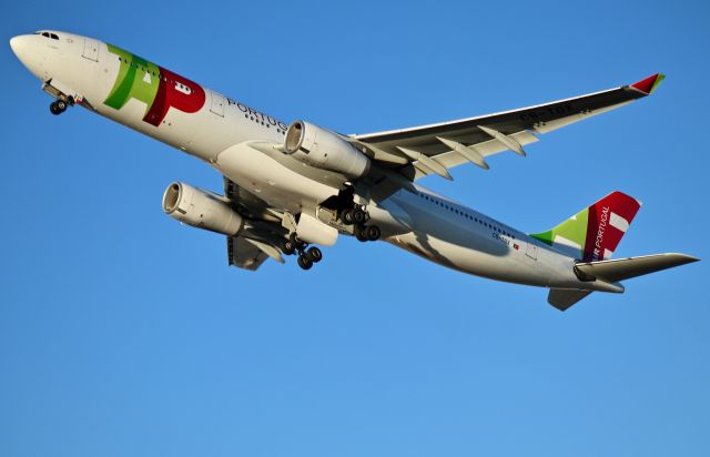 Airbus A330-300 (CS-TOX)