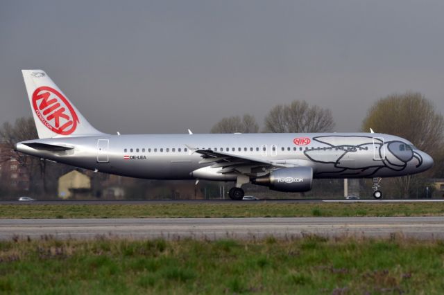 Airbus A320 (OE-LEA)