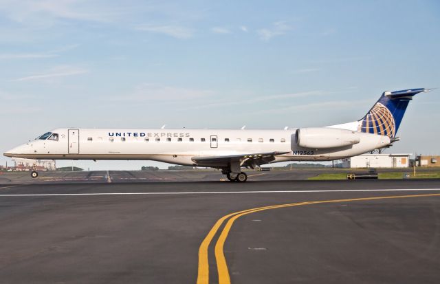 Embraer ERJ-135 (N12563) - RWY 4L landing