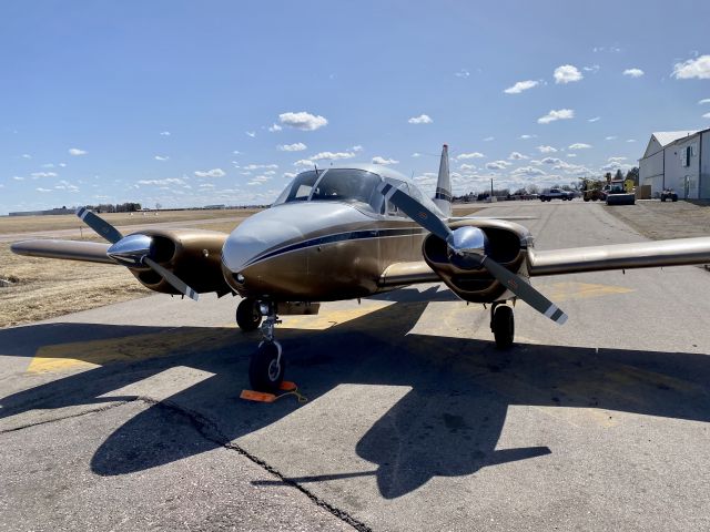 Piper Apache (N1335P)