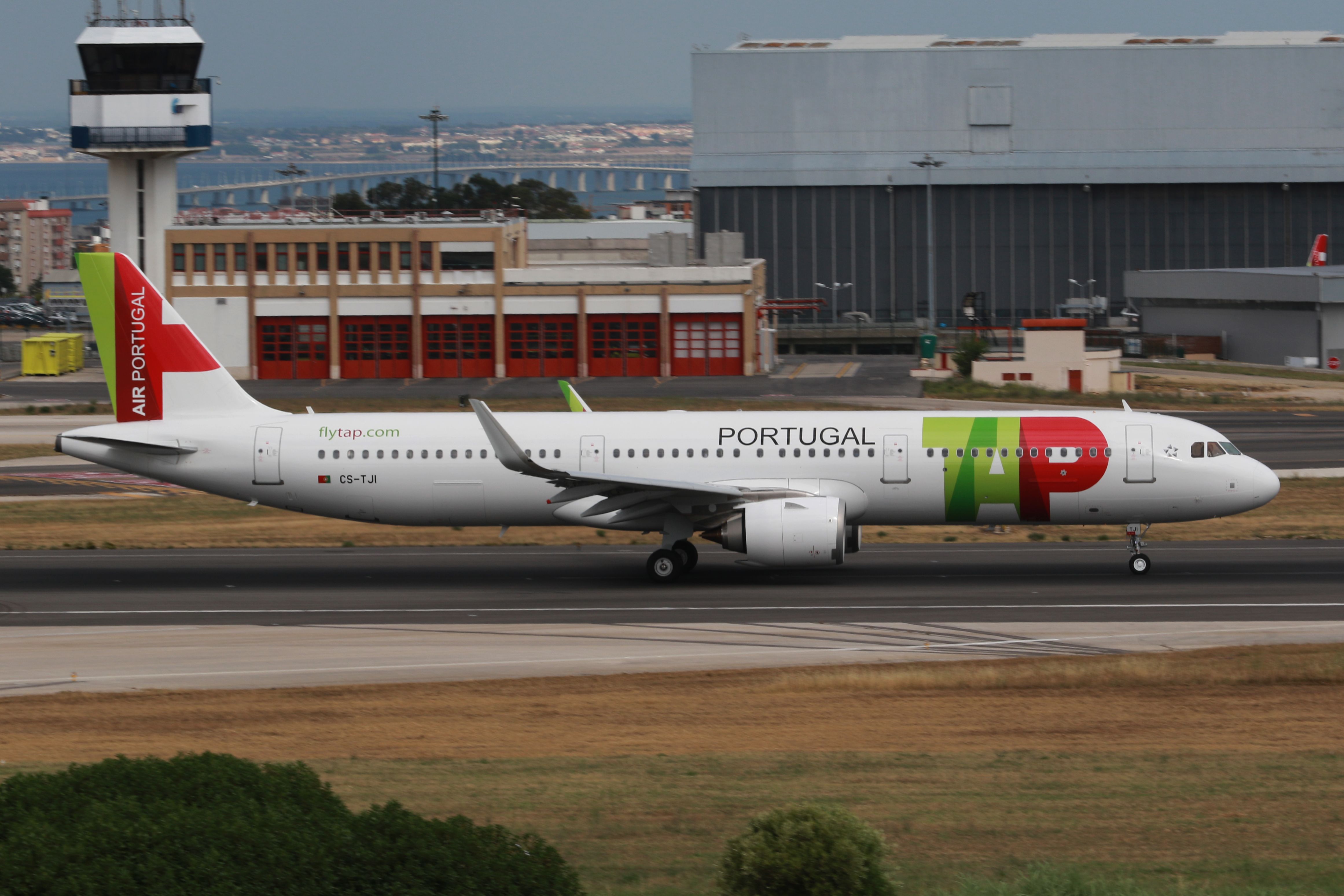 Airbus A321 (CS-TJI)