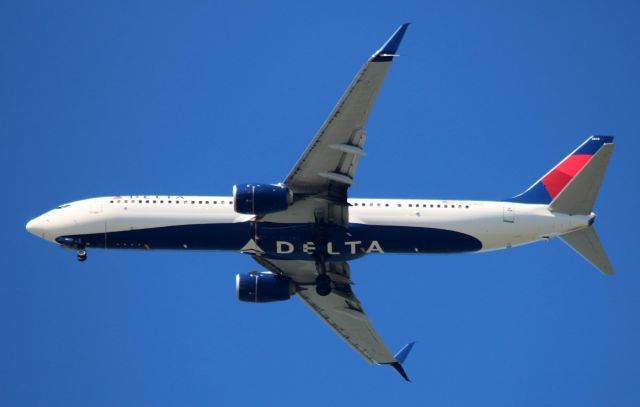 Boeing 737-900 (N843DN) - On Final to 28R, Over San Francisco Bay and The San Mateo Bridge. Image captured from Bridgeview Park  Foster City    08-08-2016 